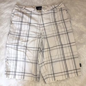Vans Men’s white shorts Sz 28 . Excellent condition 28W